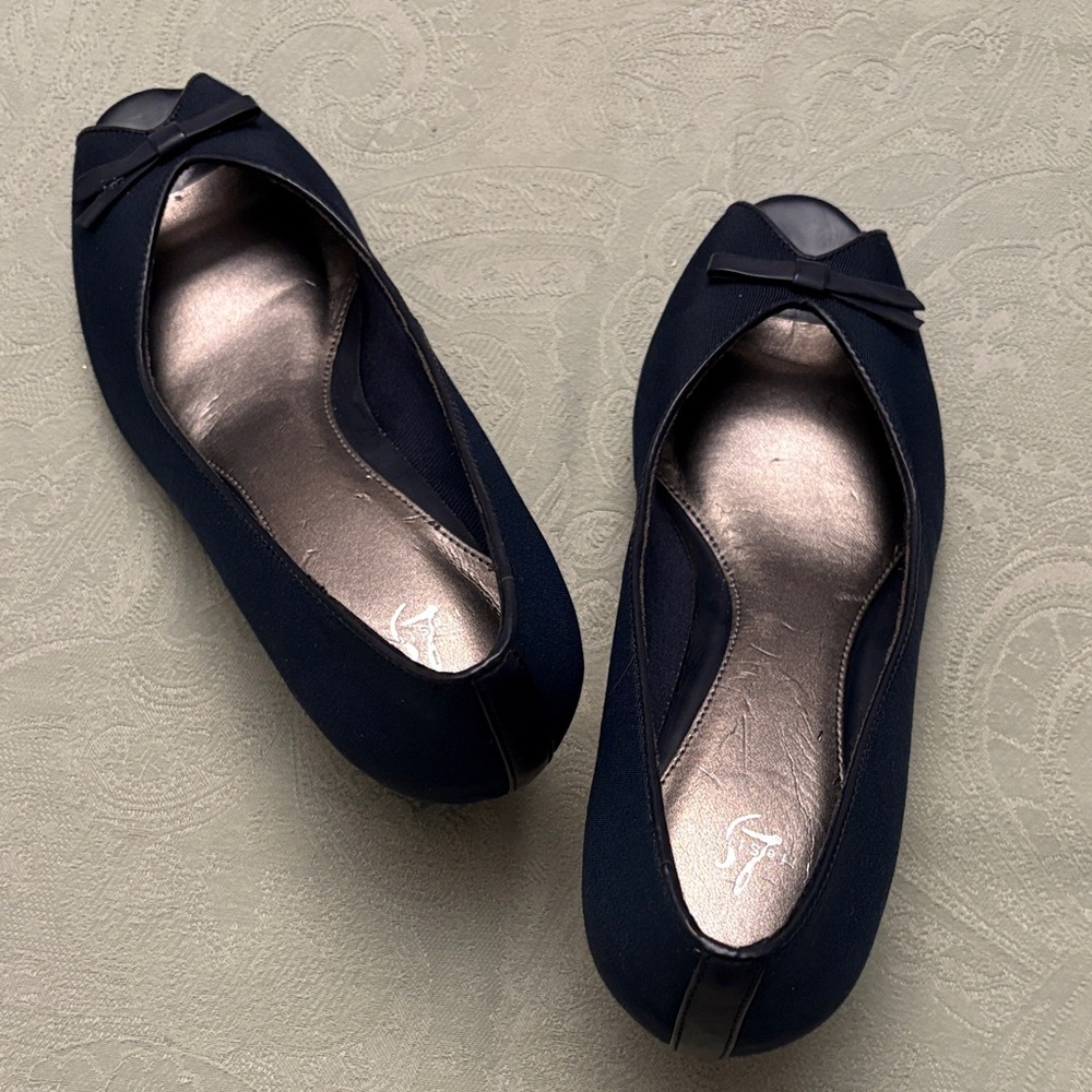 Life Stride Women’s Size 7.5 Shoes Navy Blue Linen Peep Toe 2” Heels Bow Detail - Picture 5 of 11
